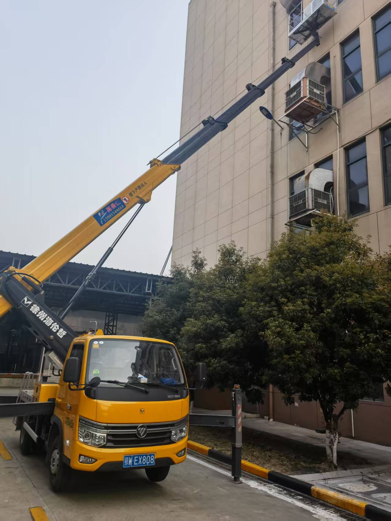 18米登高車工業(yè)園區(qū)檢修線路施工現(xiàn)場